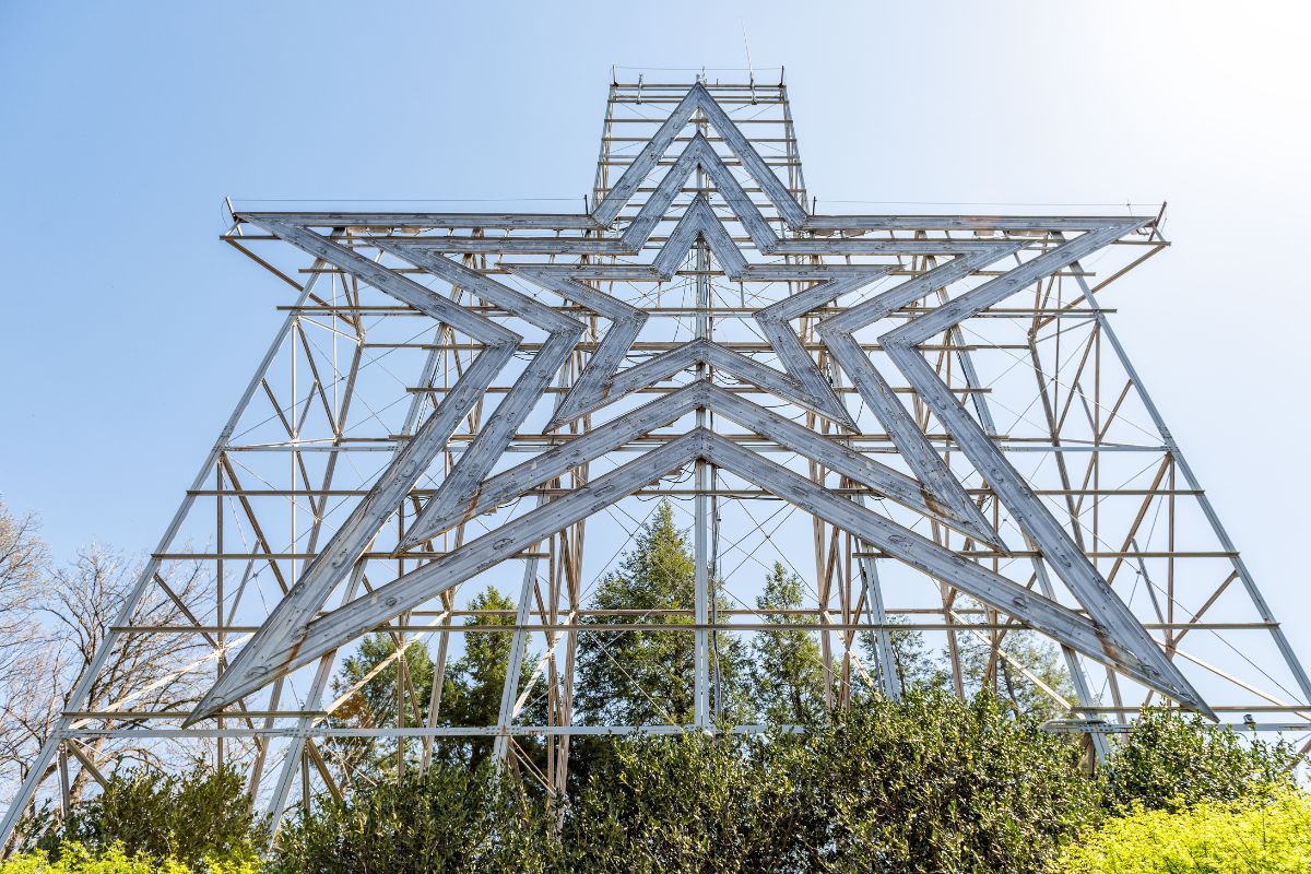 Roanoke-virginia-expert-vascular-care-southwest-va Mill mountain star overlooking roanoke, virginia, symbolizing the region served by blue ridge vascular institute.