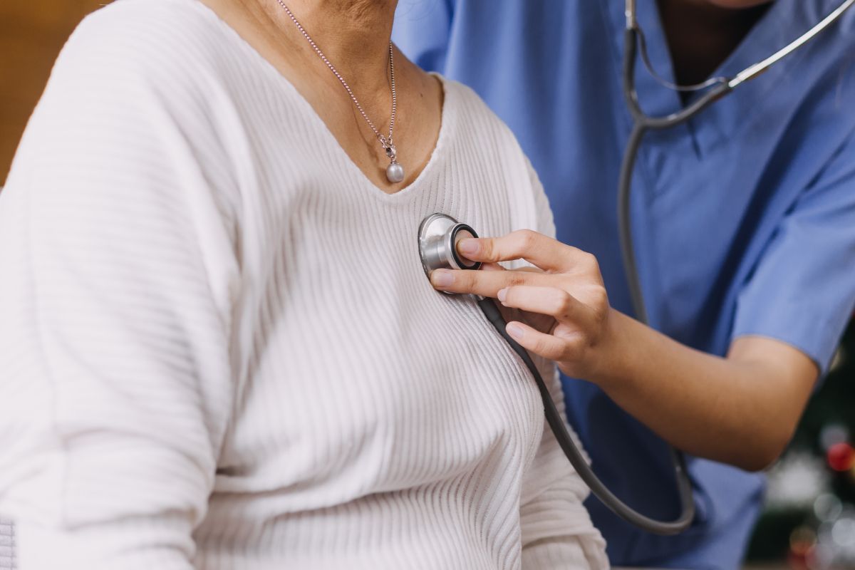 Top-rated-doctor-providing-vascular-care-roanoke-va Doctor listening to a patient’s heart during a vascular health exam in roanoke, virginia.